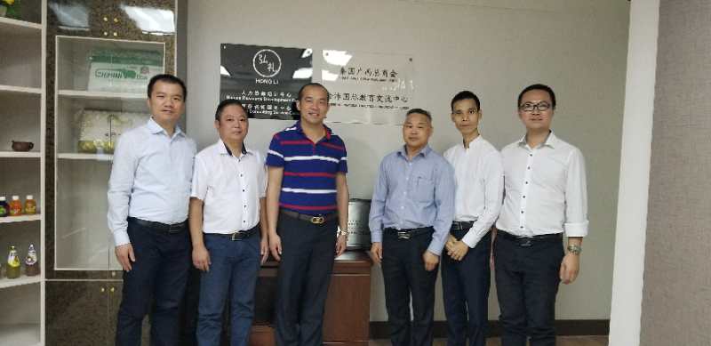 國際部合伙人黃文超（左一），林健偉（左二）國際部總監吳琪（右一）執行董事粟宥朝（左三），泰國廣西總商會(huì )副主席劉漢政（右二），泰國華人青年商會(huì )會(huì )長(cháng)助理黃志乾(右三)