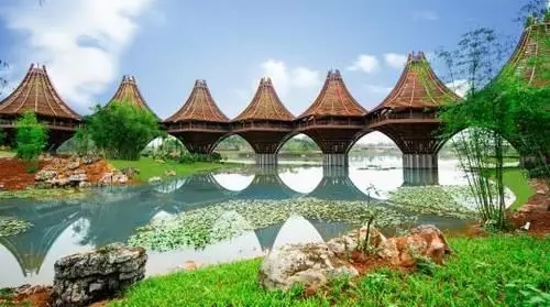 圖為中國-東盟友誼館。該建筑以廣西的風(fēng)雨橋為原型，寓意“手拉手，心連心”。表達中國與東盟十國睦鄰友好、合作共贏(yíng)之意。