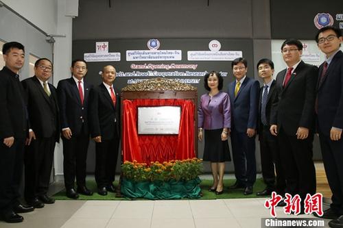 12月18日，由泰國國家研究院泰中戰略研究中心與中國人民大學(xué)國家發(fā)展與戰略研究院共建的泰中“一帶一路”合作研究中心在泰國曼谷正式揭牌成立。作為隸屬于泰國國家研究院的高端智庫，該中心未來(lái)將作為泰國“一帶一路”研究和推動(dòng)泰中高端智庫合作的主要機構。中新社記者 趙婧楠 攝