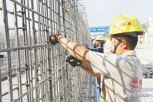 在中老鐵路萬(wàn)象制梁場(chǎng)，中老兩國技術(shù)人員正在進(jìn)行橋梁預制。本報記者 孫廣勇攝
