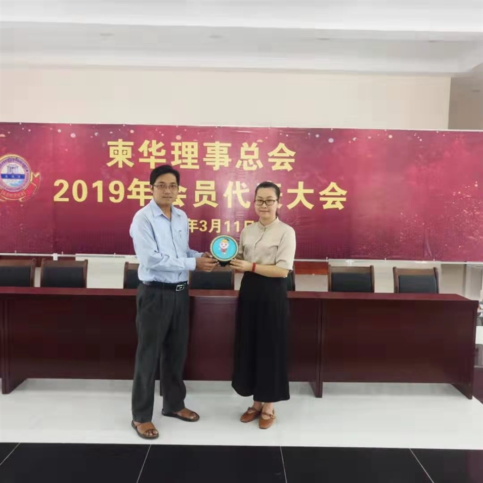 與柬華理事總會(huì )鐘耀輝秘書(shū)長(cháng)合影，并交換了紀念品